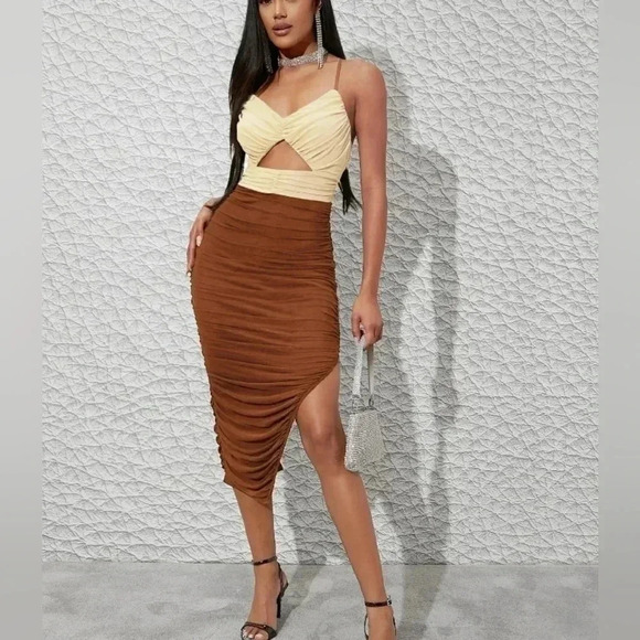 PRIVY Ruched open Keyhole Midi dress. NWT Size Large - Picture 1 of 8